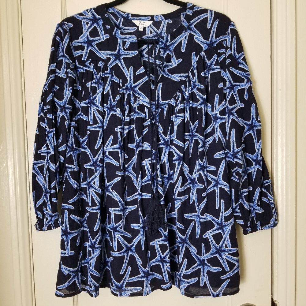 CROWN & IVY cruise ready blue starfish v neck tie 3/4 sleeve smock top